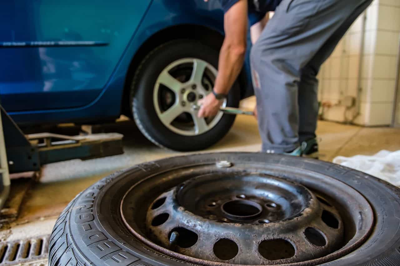 Mechaniker wechselt Autoreifen