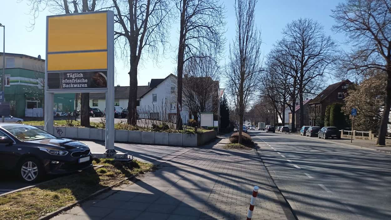 Parkplatzausfahrt mit abgesenktem Bordstein an einer Straße