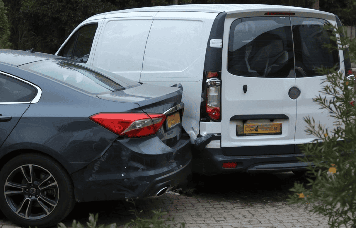 Schaden nach Verkehrsunfall: PKW und Transporter kollidieren, Unfallregulierung, Rechtshilfe, Kfz-Sachverständiger, Verkehrsrecht.